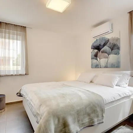 Tatil Evi Sonnige Mit Privatem Pool, Wlan, Bbq, Klima Medulin
